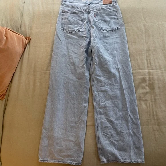 Levi’s - High Loose Jeans - Picture 2 of 5